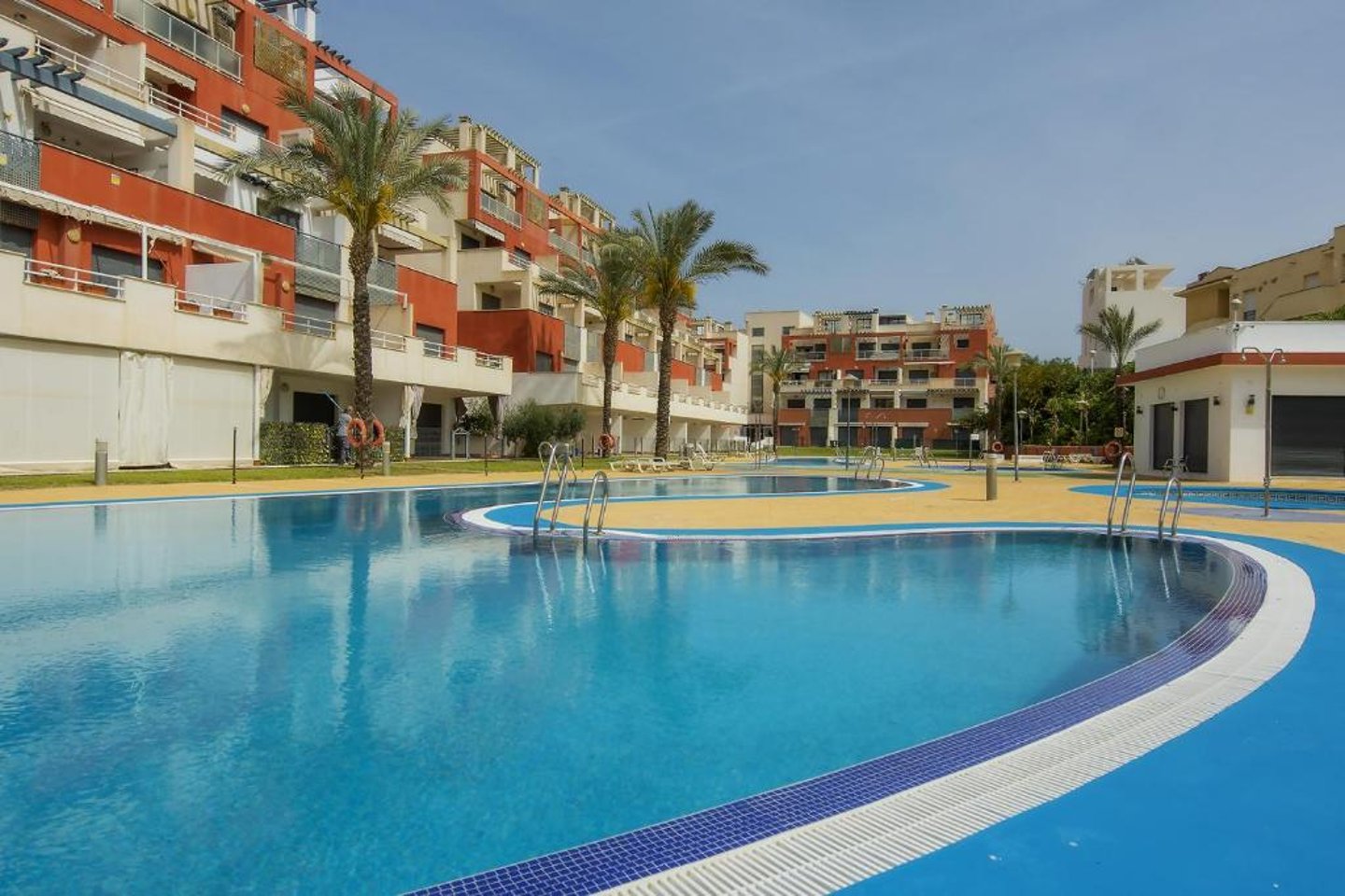 Vista de la piscina comunitaria de los apartamentos Rey de la Costa